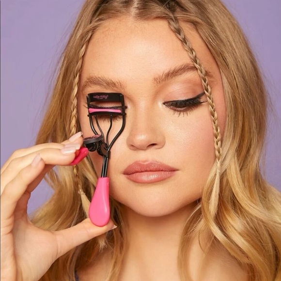 SHEIN X Limited Edition Hello Kitty Eyelash Curler With Graphic Carrying Case. - Picture 5 of 7